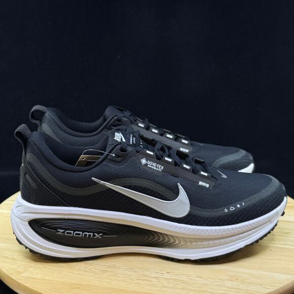 Size 8.5- Nike Vomero 18 GTX  (GORE-TEX) HQ7001-002 Black/ Metallic Silver main image 5